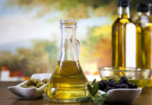 Απαγορεύτηκε σε τουρίστα να πάρει μαζί του στο αεροπλάνο λάδι – Η λύση που βρήκε αστυνομικός