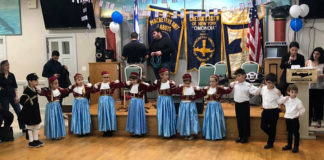 Τα χορευτικά του Συλλόγου Καστοριανών Νέας Υόρκης σε εκδήλωση της ομογένειας