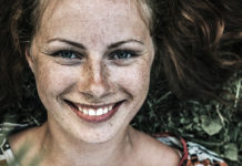 Κάθε φορά που χαμογελάς ένας μίζερος φεύγει από τη ζωή σου