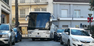 Για άλλη μία φορά τουριστικό λεωφορείο μπλόκαρε στο κέντρο της Καστοριάς