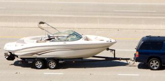 Βάρκα συγκρούστηκε με φορτηγό στην Εγνατία κοντά στα Γρεβενά