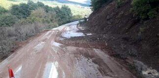 Π.Ε. Καστοριάς: Εργασίες καθαρισμού του οδοστρώματος από κατολισθήσεις