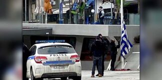 Άντρας κατέβασε την ελληνική σημαία στην πλατεία της Κοζάνης και συνελήφθη