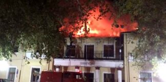 Μεγάλη φωτιά στο δημαρχείο Σερβίων – Καταστράφηκε το ιστορικό κτήριο