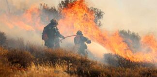 Αποχώρησαν τα εναέρια μέσα από την Καστοριά – Μάχη των πυροσβεστών με διάσπαρτες εστίες