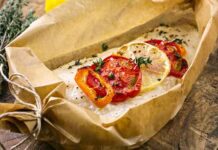 Ψάρι με μυρωδικά ψημένο στη λαδόκολλα