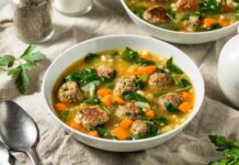 Η ιταλική σούπα του γάμου που μοιάζει με τα δικά μας γιουβαρλάκια