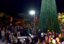 Η Καστοριά “φόρεσε” τα γιορτινά της – Φωταγωγήθηκε το δέντρο της Ομόνοιας