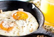 Λίγο γάλα στο τηγάνι όταν τηγανίζουμε αυγά – Γιατί συνιστάται και σε τι χρησιμεύει