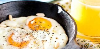 Λίγο γάλα στο τηγάνι όταν τηγανίζουμε αυγά – Γιατί συνιστάται και σε τι χρησιμεύει