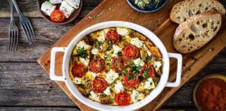 Πώς μπορούμε να μετατρέψουμε το ψωμί με φέτα, ντομάτα και αυγά σε ένα πεντανόστιμο πιάτο