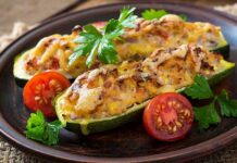 Κολοκυθάκια γεμιστά με κοτόπουλο και τυρί στον φούρνο – Με χρυσαφένια κρούστα