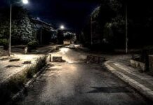 Τρόμος στο Άργος Ορεστικό – Νεαροί έστησαν οδόφραγμα και πετούσαν αντικείμενα σε διερχόμενα αυτοκίνητα