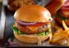 Ζουμερό burger κοτόπουλο με απίστευτη σάλτσα