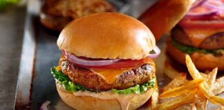 Ζουμερό burger κοτόπουλο με απίστευτη σάλτσα