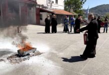 Οι Ιερείς της Καστοριάς παρακολούθησαν επίδειξη χρήσης πυροσβεστικών μέσων