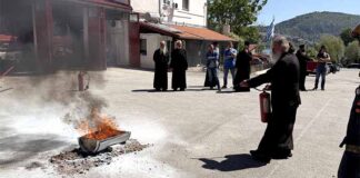 Οι Ιερείς της Καστοριάς παρακολούθησαν επίδειξη χρήσης πυροσβεστικών μέσων