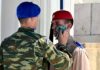 Ακίνητοι οι Εύζωνες εν μέσω καύσωνα – Τους δίνουν νερό και τους σκουπίζουν τον ιδρώτα
