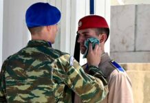 Ακίνητοι οι Εύζωνες εν μέσω καύσωνα – Τους δίνουν νερό και τους σκουπίζουν τον ιδρώτα
