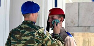 Ακίνητοι οι Εύζωνες εν μέσω καύσωνα – Τους δίνουν νερό και τους σκουπίζουν τον ιδρώτα