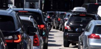 Ουρές χιλιομέτρων και χρυσές δουλειές στα σύνορα για λίγη βενζίνη