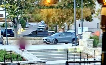 Το είδαμε κι αυτό… αυτοκίνητο παρκαρισμένο μέσα στην πλατεία Ντολτσό